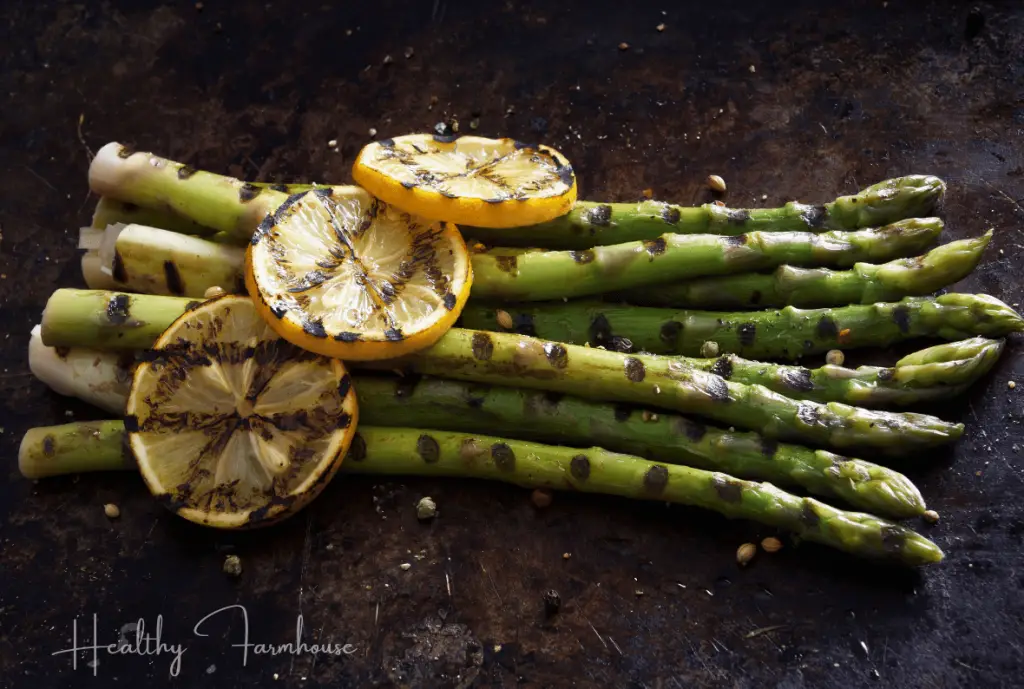 Grilled asparagus with lemon slices
