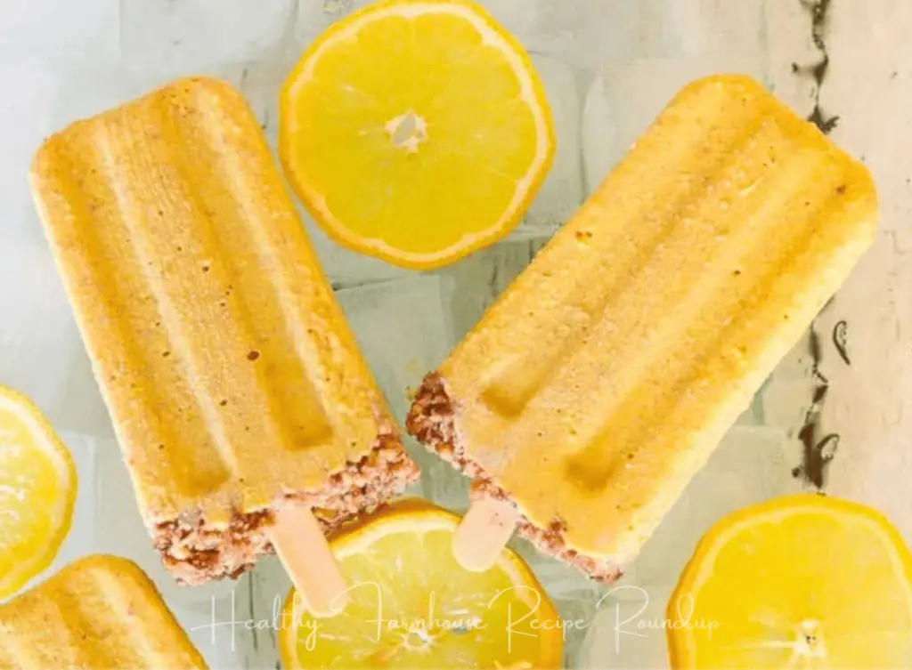 Healthy lemon cheesecake popsicle recipe with lemon slices