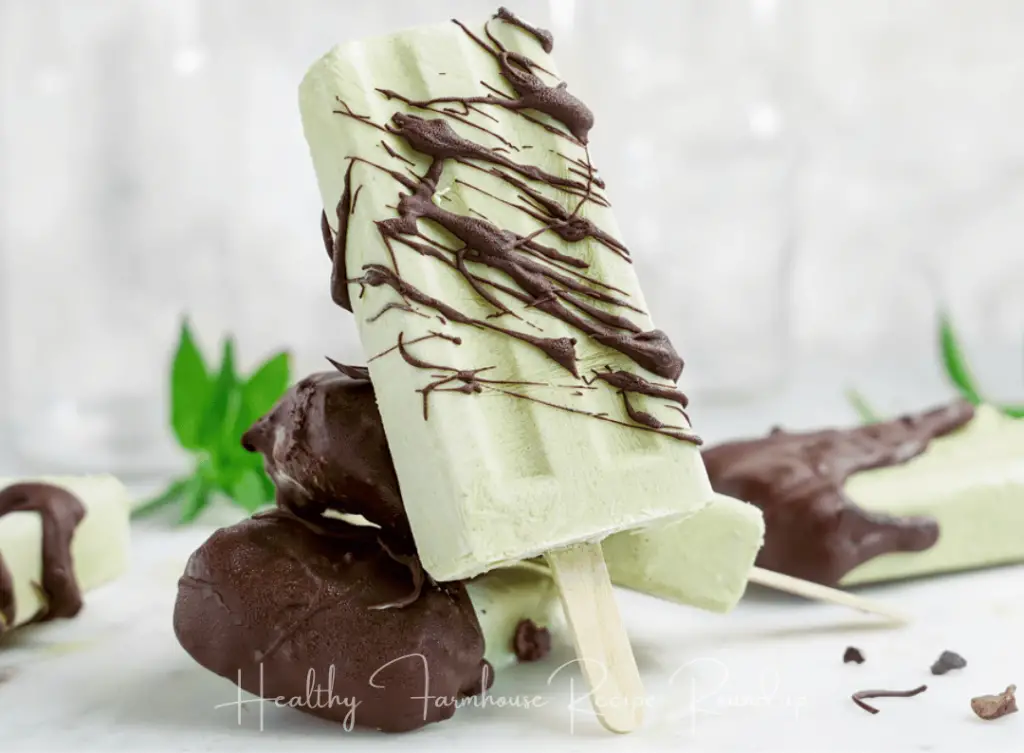 Healthy green mint popsicle recipe with chocolate drizzle