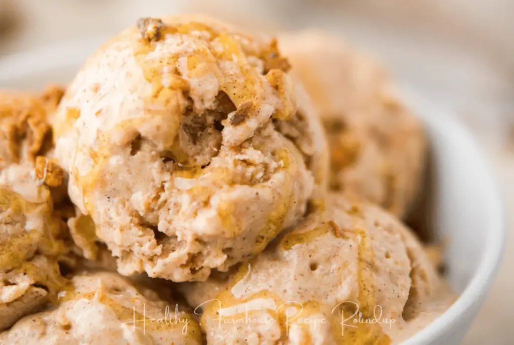 apple cinnamon ice cream in a bowl