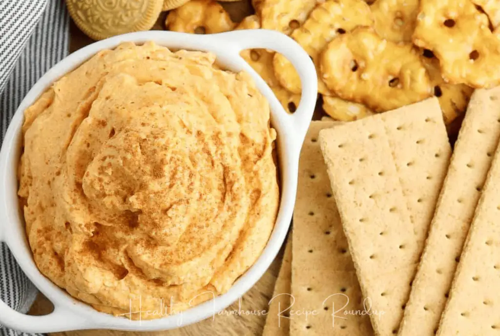 bowl of pumpkin fluff with graham crackers