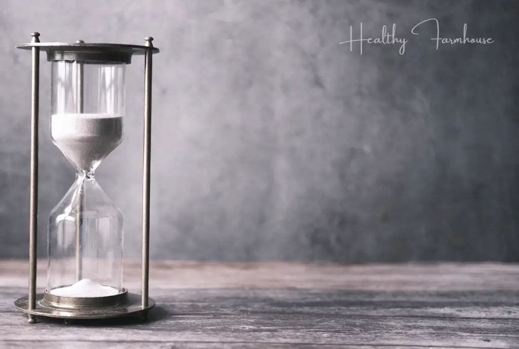 Hourglass to represent working out throughout the day during periods of waiting.